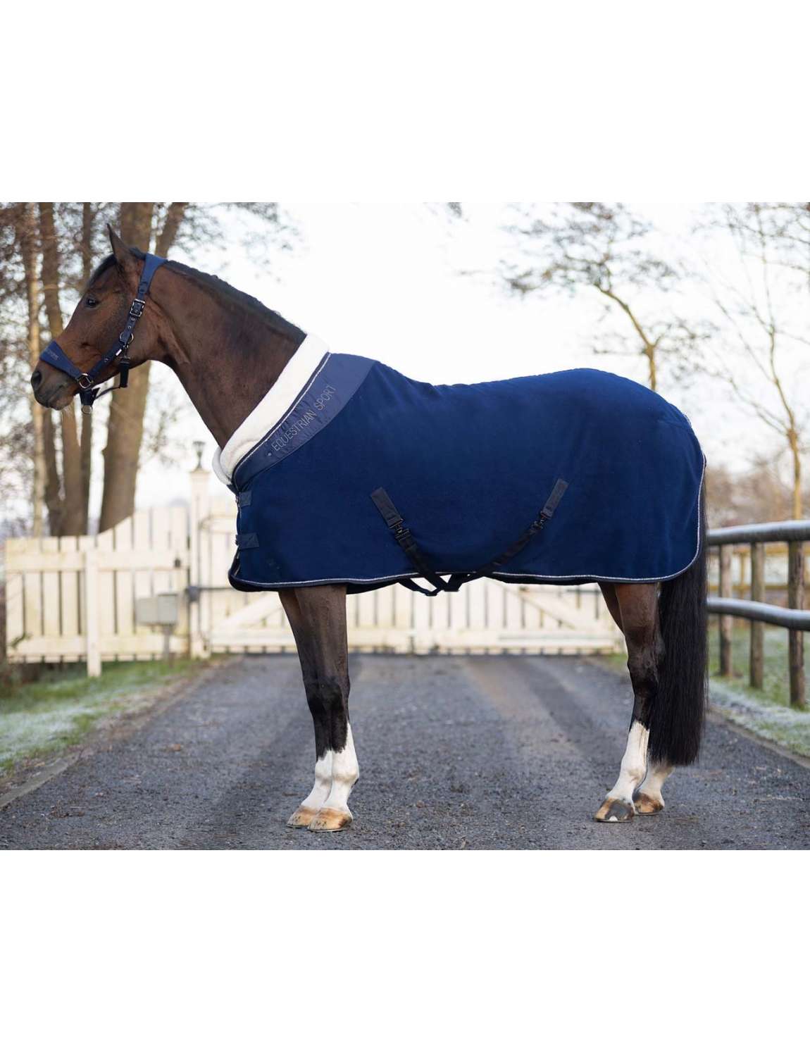 Coperta per cavallo assorbisudore in pile con cinghie sottopancia