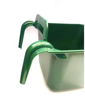MANGIATOIA PER CAVALLI IN PLASTICA CON GANCI INTEGRATI-20710
