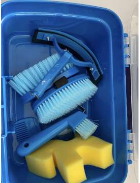 CASSETTA PER CURA CAVALLO CON SPAZZOLE E ACCESSORI-23159