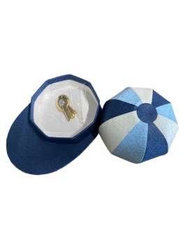 SPILLA COCCARDA CONFEZIONATA IN CAP-27507