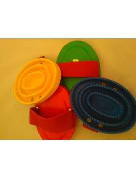 STRIGLIA IN PLASTICA PER PULIZIA DEL CAVALLO-3865